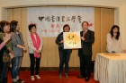老師送贈個人作品給已跟隨他學習書法五年的學生