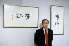 容浩然主席在其作品前留影
