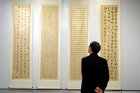 容浩然主席在其作品前留影