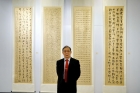 容浩然主席在其作品前留影