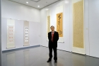 容浩然主席在其作品前留影