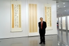 容浩然主席在其作品前留影