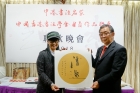 容浩然主席頒發連續五年跟隨他學習書法的會員張麗嫦