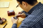 魏杰教授示範篆刻