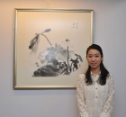 容藝文在其作品前留影