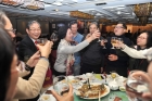 容浩然主席向眾人敬酒