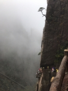 步行下西海大峽谷，山路崎嶇。