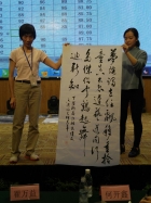 把完成的作品帶上台讓評判評分