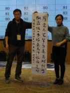 把完成的作品帶上台讓評判評分