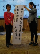 把完成的作品帶上台讓評判評分
