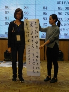 把完成的作品帶上台讓評判評分