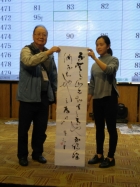 把完成的作品帶上台讓評判評分