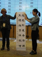 把完成的作品帶上台讓評判評分