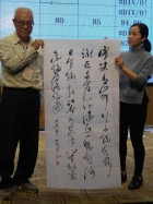 把完成的作品帶上台讓評判評分