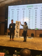 把完成的作品帶上台讓評判評分