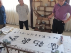 容老師於金鼎鈞瓷內即席摔毫