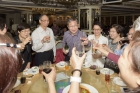 老師到每一席敬酒